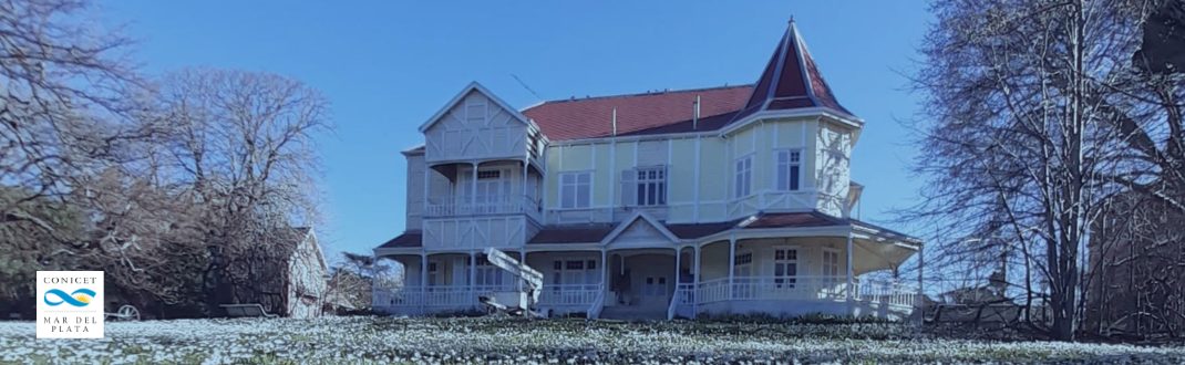 Foto donde se puede visualizar toda la fachada de la Villa Victoria Ocampo y  en el margen iinferior zquierdo el isologotipo de Conicet Mar del Plata